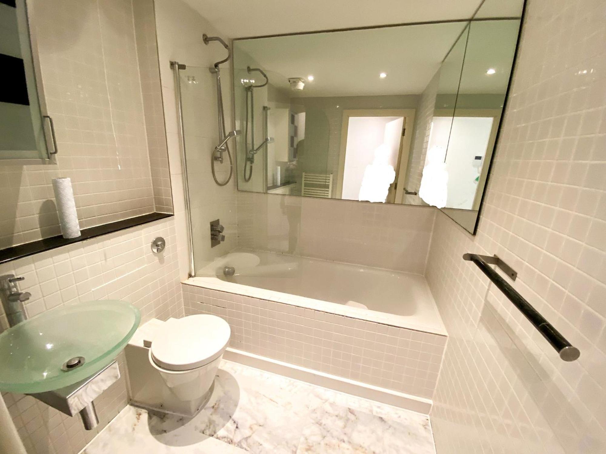 Entire Flat With 2x Bedrooms, 2x Bathrooms And A Big Living In The Olympic Park And Westfield At Stratford London